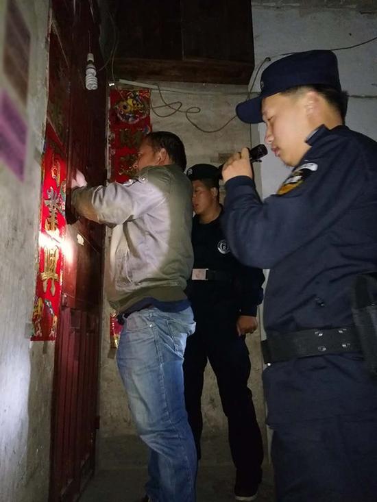 郊纳乡粗心妈妈误将幼女锁家中 民警全城寻开锁师傅开门